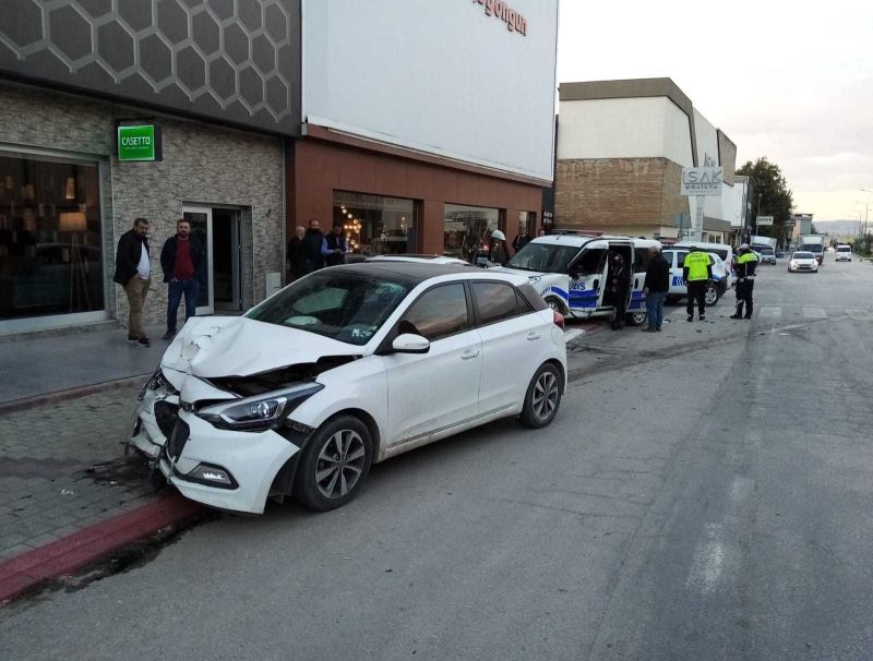 Otomobil ile polis otosu çarpıştı: 2’si polis 3 yaralı
