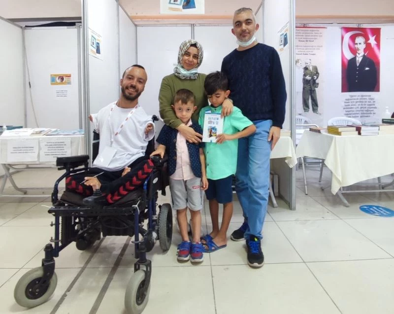 Ayaklarıyla yazdı ayaklarıyla imzaladı
