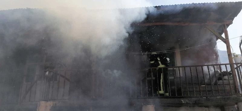 Tandır evinden sıçrayan kıvılcımlar evi kül etti

