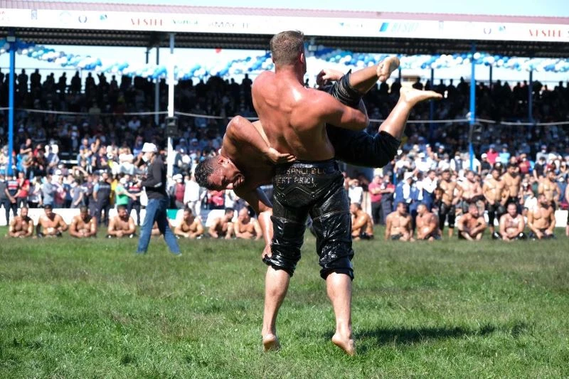 Bakan Çavuşoğlu, Manisa’da yağlı pehlivan güreşlerine katıldı
