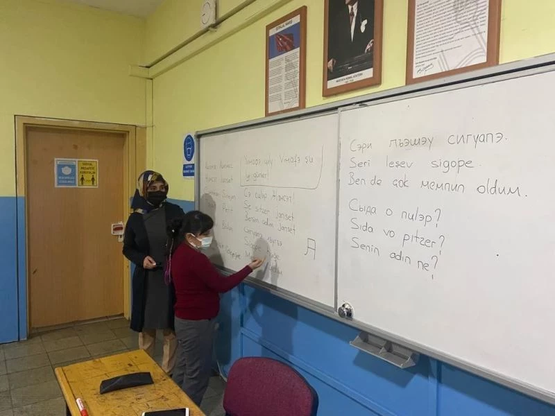 10 öğrenci çerkezce dilini seçti
