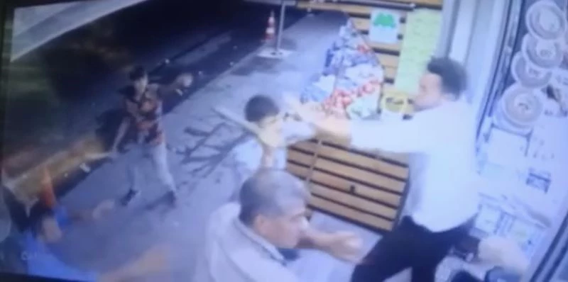 İstanbul’da sopa ve dubalı market baskını: “Pislik dökmeyin” diye uyarınca ortalık karıştı
