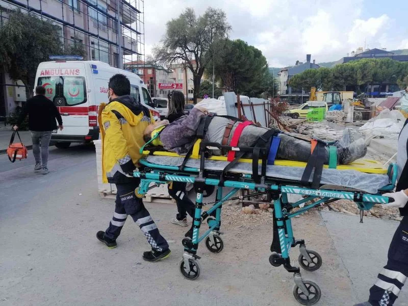 Merdivenden düşen işçi yaralandı
