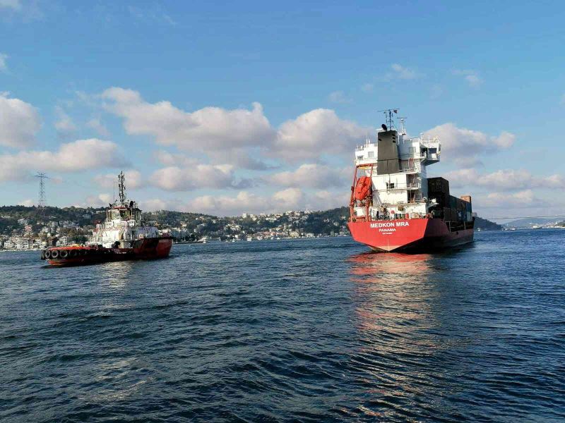 İstanbul Boğazında Üsküdar açıklarında ilerleyen 102 metre boyunda bir kargo gemisi makine arızası nedeniyle denizde sürüklendi. Sürüklenen gemi kıyıya metreler kala durabildi.
