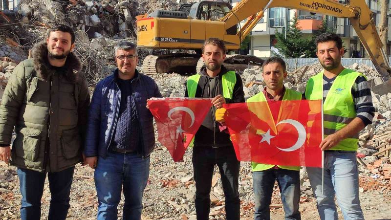 Yıkım sırasında Türk bayrağını alan iş makinesi operatörü: 