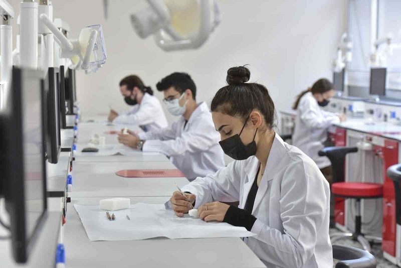 DEÜ’lü diş hekimleri, pratik eğitimlerini fantom laboratuvarında alıyor
