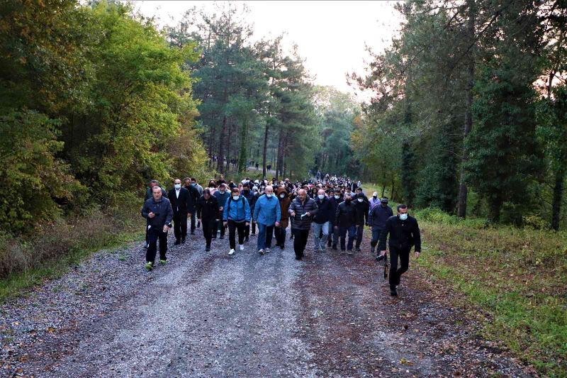 Rektör ve öğrencilerden şafak vaktinde doğa yürüyüşü
