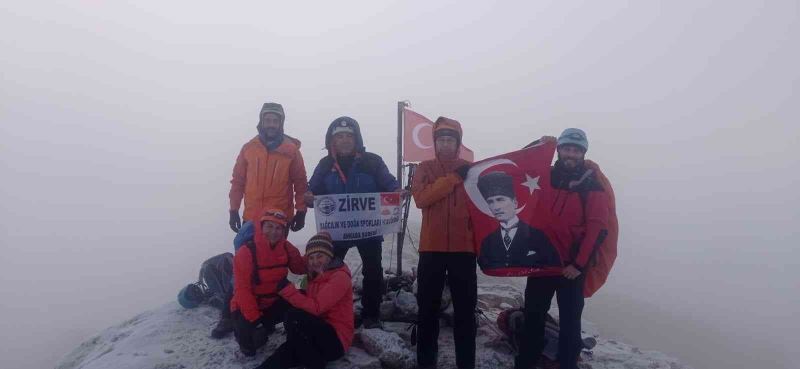 Cumhuriyet Bayramı’nda Berit Dağı’na zirve tırmanışı gerçekleştirdiler
