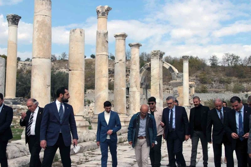 Mahir Ünal Stratonikeia’yı gezdi
