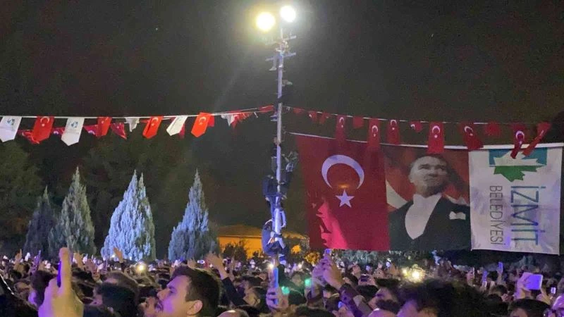 Konseri rahat izleyebilmek için canlarını hiçe saydılar
