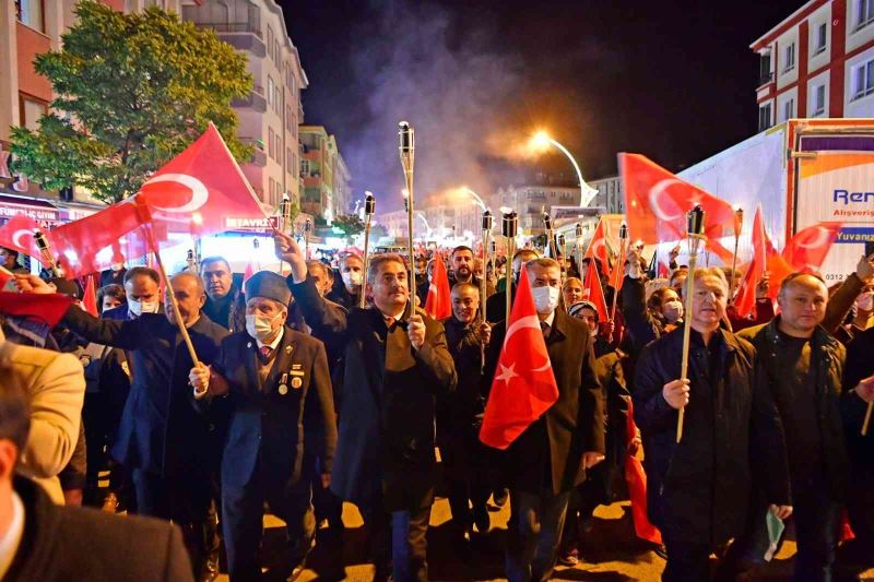 Cumhuriyet Bayramı’nda Mamak meşalelerle kırmızı beyaza büründü
