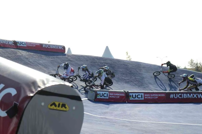 21 ülkeden 143 sporcu birinci olmak için pedal çevirmeye başladı