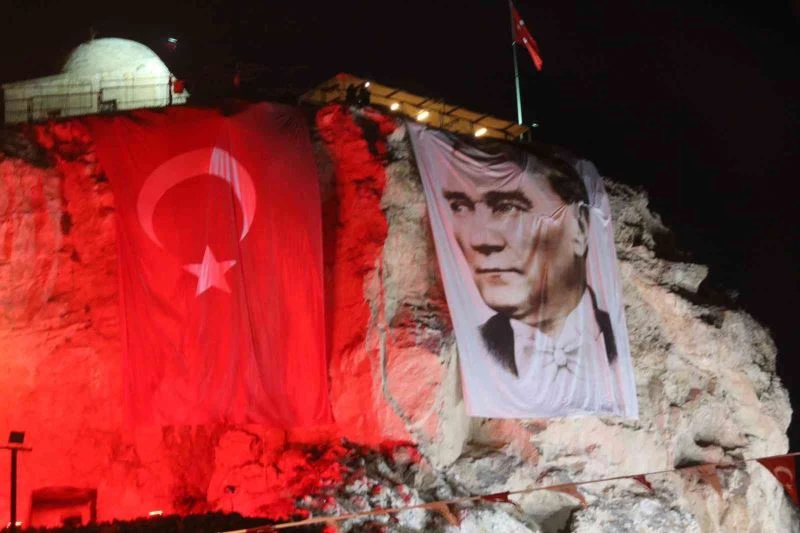 Üç güzeller 29 Ekim nedeniyle kırmızı beyaz ışıklandırıldı
