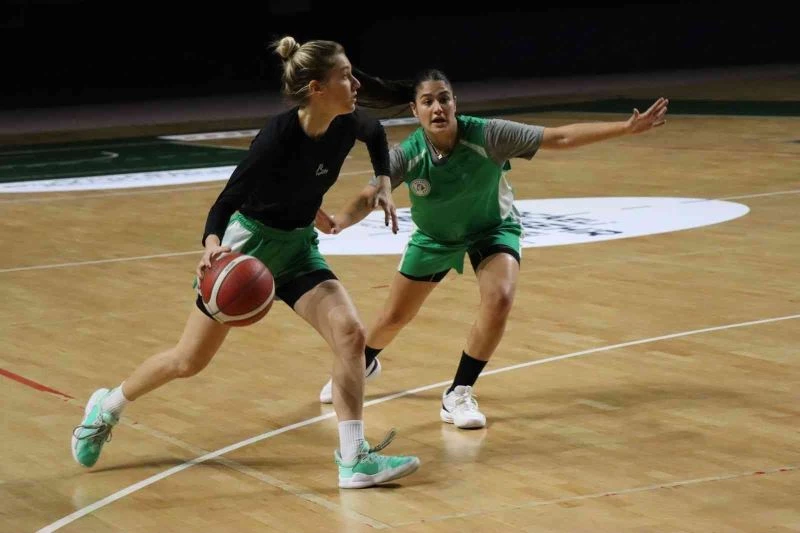 İzmit’in perileri maça hazırlanıyor
