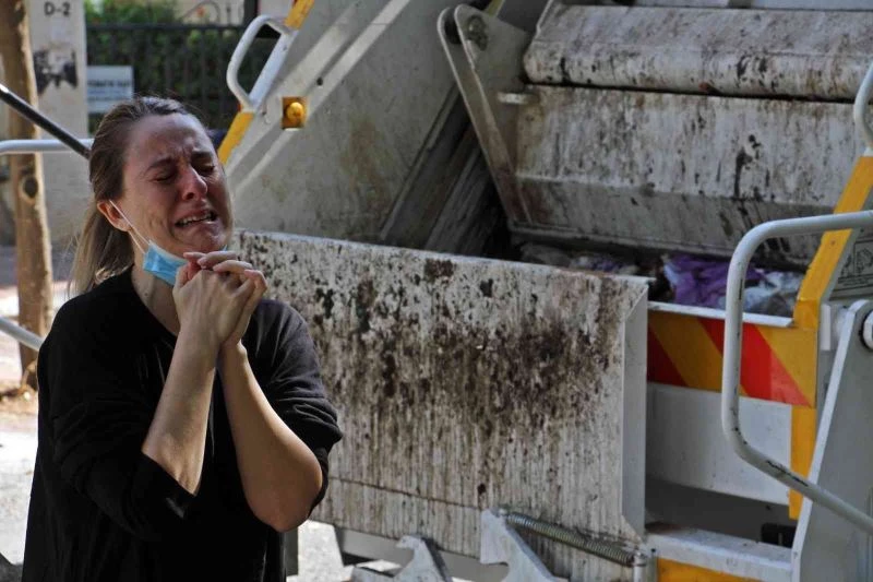 Battaniyeye sarıp parka gömdüğü köpeğini, çöp kamyonunda görünce çileden çıktı, ortalık karıştı
