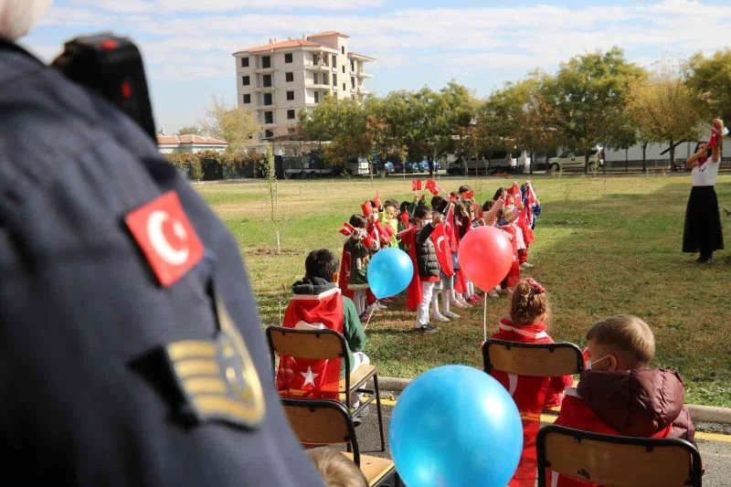 Minik öğrenciler jandarmada hem eğlendi hem eğitim aldı
