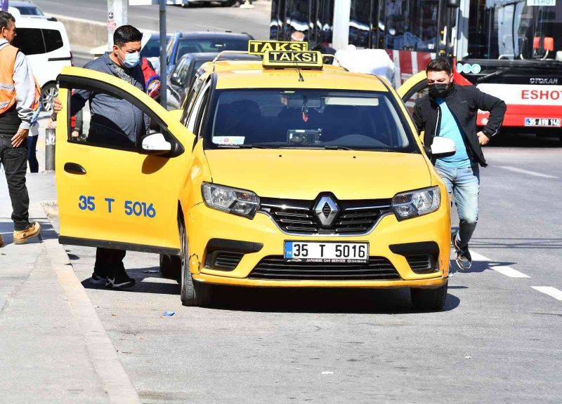 Sivil zabıta ekipleri yolcu gibi bindikleri taksileri denetledi
