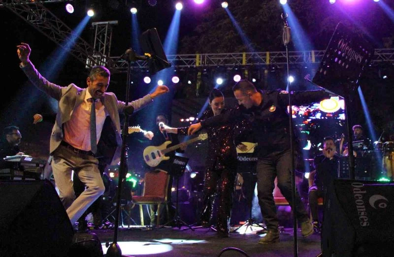 Sevcan Orhan’a sahnede ‘maşallah’ dedirten belediyeci
