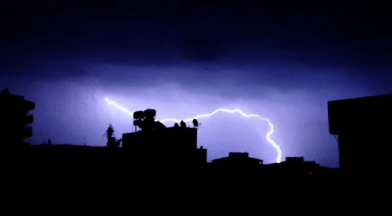 Geceyi aydınlatan gök gürültülü şimşekler gecenin sessizliğini bozdu
