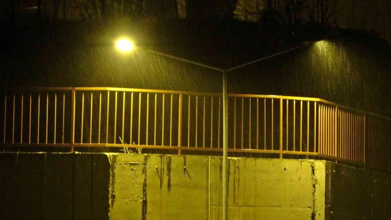 Yüksekova’da karla karışık yağmur etkisini gösterdi
