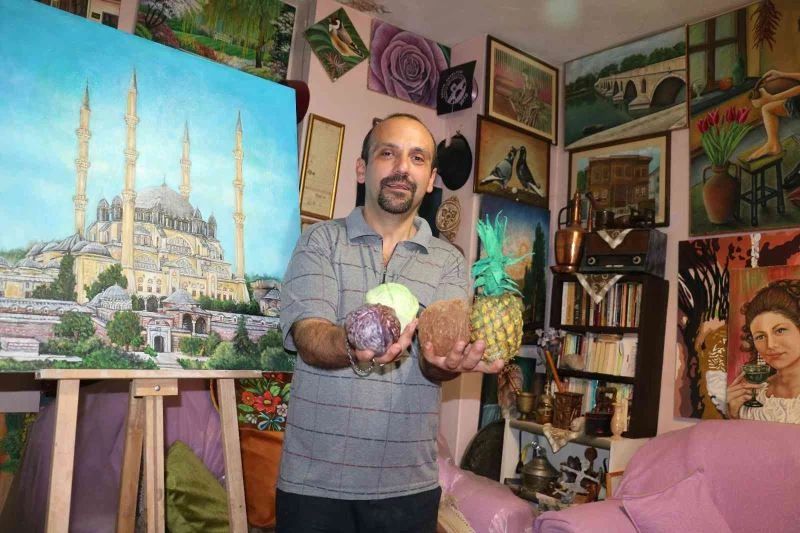 30 yıllık ressam eserleriyle odasını sergi salonuna çevirdi
