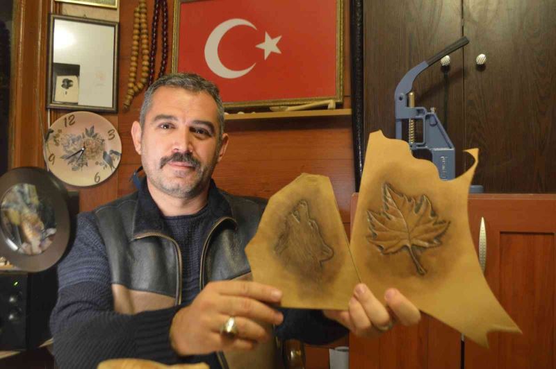 Çakıl taşlarını, hayvan boynuzlarını ve derilerini sanat eserine dönüştürüyor
