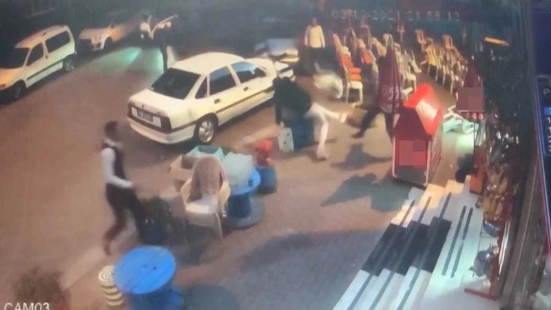 Tüfekle düğünü bastı, davetliler kaçacak yer aradı
