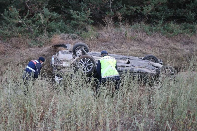TEM’de bariyerleri parçalayan otomobil şarampole devrildi: 5 yaralı
