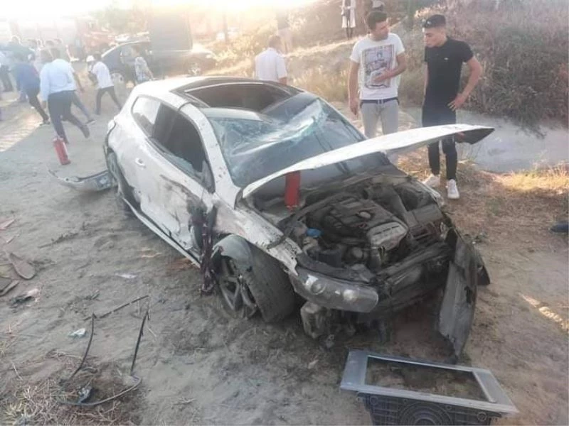 Düğün konvoyunda tırın sıkıştırdığı otomobil tarlaya uçtu; 1’i ağır 4 yaralı
