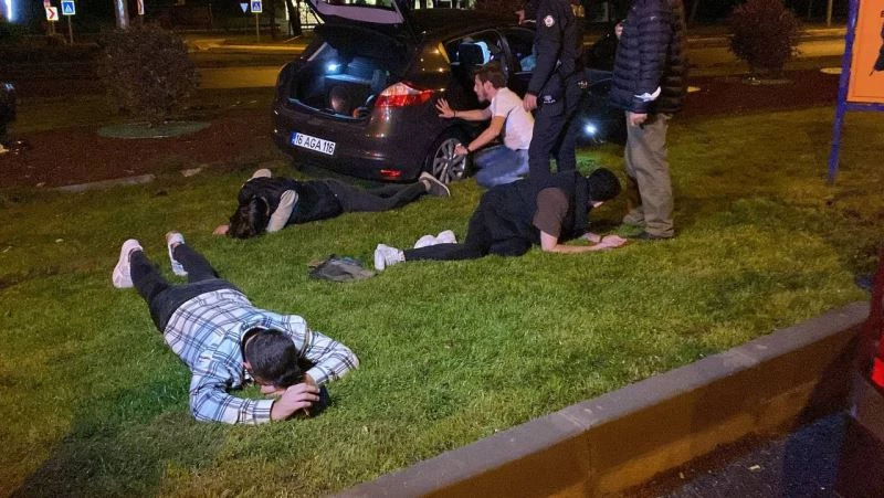 Polisin önünde drift yaptılar, 50 km kaçtıktan sonra kaza yaparak yakalandılar
