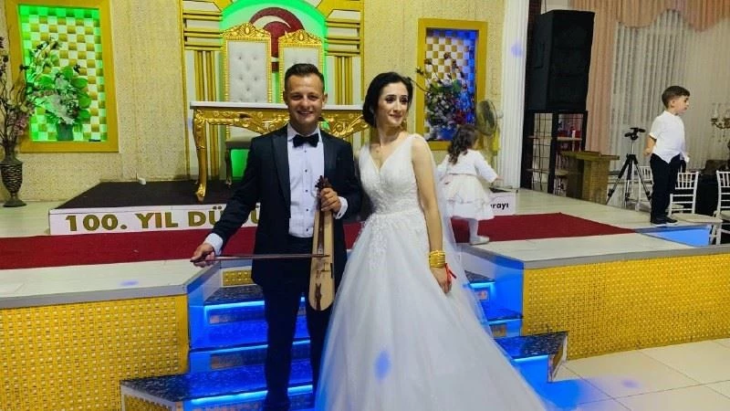 Bu kez kendi düğününde kemençe çaldı
