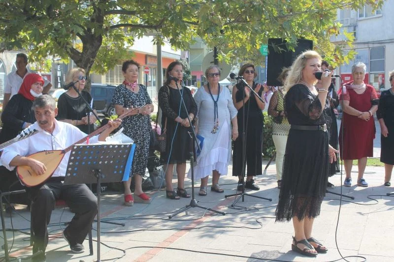 Halkın ayağına kadar gidip ücretsiz THM konseri veriyorlar
