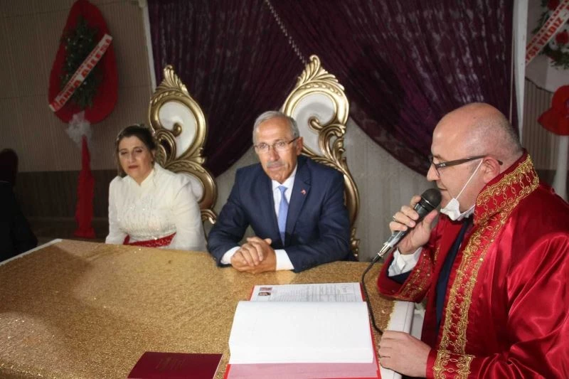 60 yaşında dillere destan düğün yaptılar
