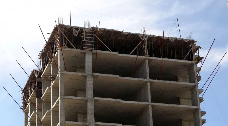 İşçilerin güvenliği için file çeken işçi düşerek hayatını kaybetti
