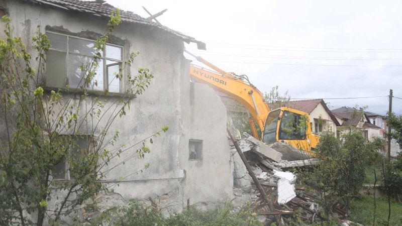 Depremin izleri yıkılarak siliniyor
