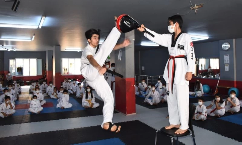 Nusaybin’de 120 taekwondocu yeni kuşaklarına kavuştu
