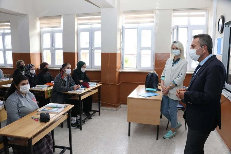 Aslan, Altınyayla’da öğrenci ve öğretmenlerle bir araya geldi
