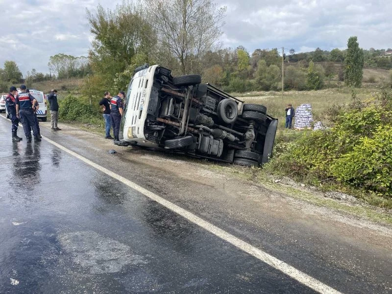 MHP’li kafileyi taşıyan midibüsün devrildiği yolda bu kez kamyon devrildi
