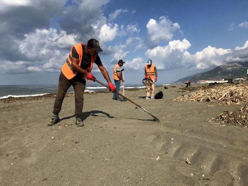 Hatay sahillerinde Suriye kaynaklı petrol sızıntısının temizlik çalışmaları sürüyor