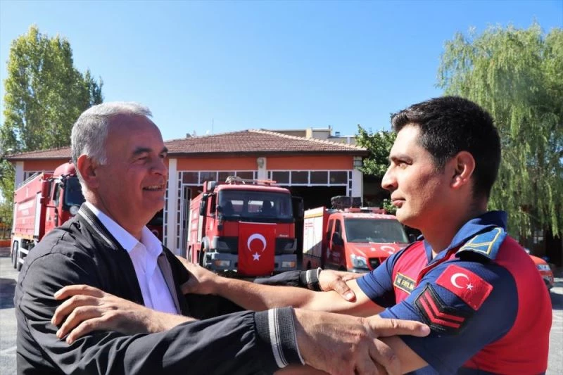 Babasının emekli olduğu itfaiyede alevlerle mücadele ediyor