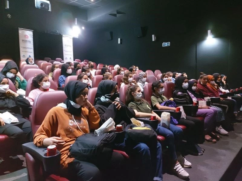 70 öğrenci sinemaya götürüldü
