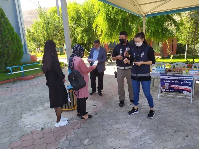 Polis, üniversite öğrencilerine önce ikram yaptı, sonra da terörle ilgili uyarıda bulundu