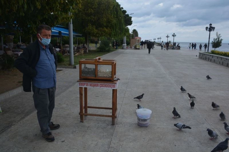 30 yıldır çekirdek satarak ailesini geçindiriyor

