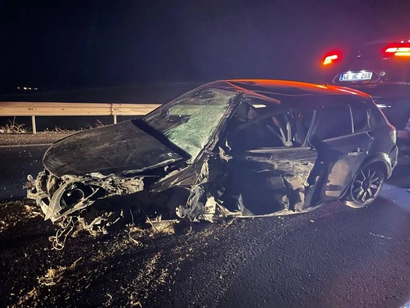 Kaza yapan alkolü polis memuru, trafik ekiplerine zor anlar yaşattı
