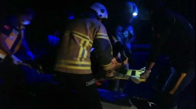 Hafif ticari araç şarampole yuvalandı: 1 ölü, 2 yaralı
