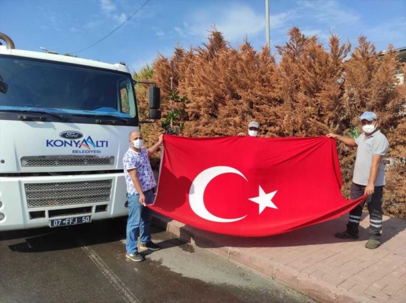 Temizlik işçisi çöpte bulduğu Türk bayrağını evinin balkonuna astı