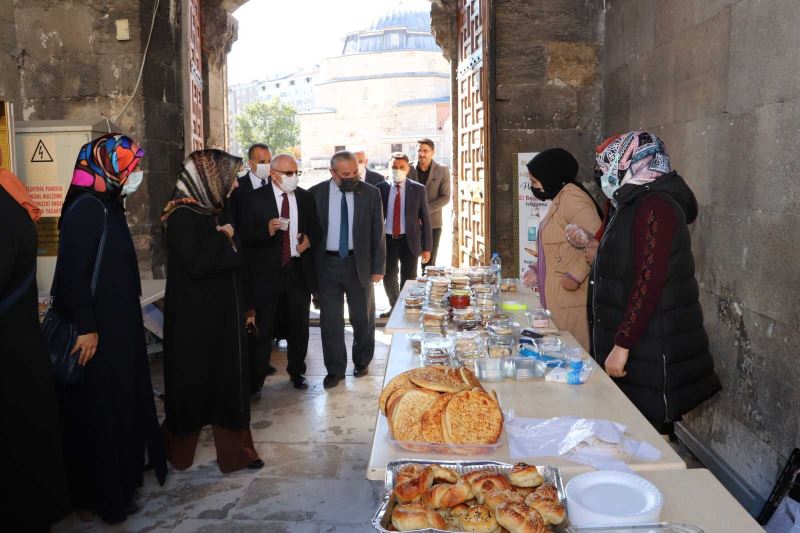 Sivas’ta Kur’an kursu öğreticileri hayır panayırı açtı
