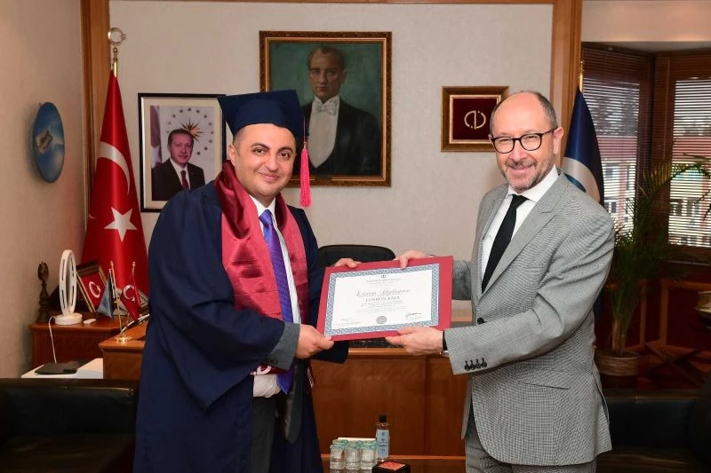 Uzman doktor üç yılda ikinci üniversite diplomasını aldı
