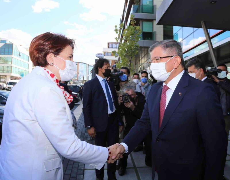 İYİ Parti lideri Akşener’den Ahmet Davutoğlu’na ziyaret
