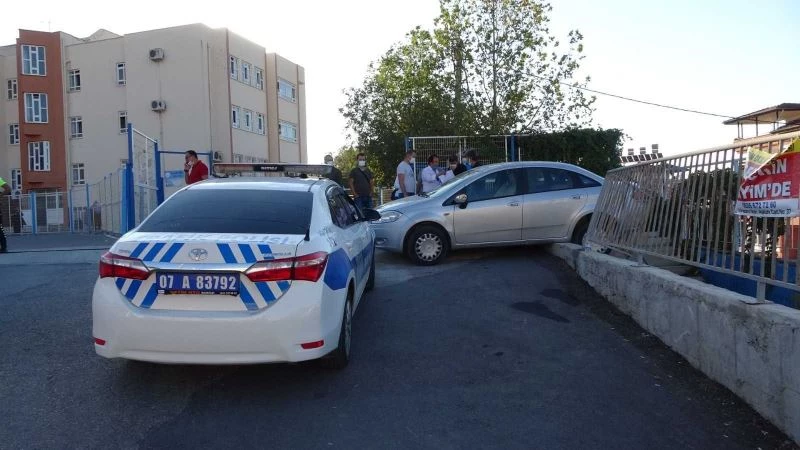 El frenini çekmeyi unuttu, otomobil öğrencilere çarptı: 4 yaralı
